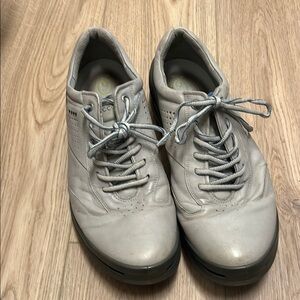 Ecco Gray Golf Sneakers with Minimalist Design and Rubber Soles